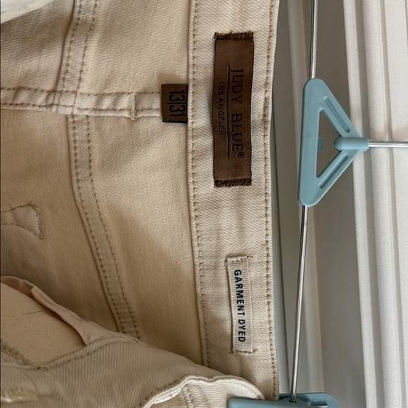 Judy Blue size 13/31 cropped denim, garmet dyed cream. - Picture 3 of 4